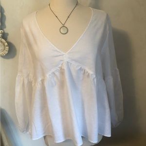Morgan Taylor white v-neck linen & cotton babydoll top w/long lantern sleeves